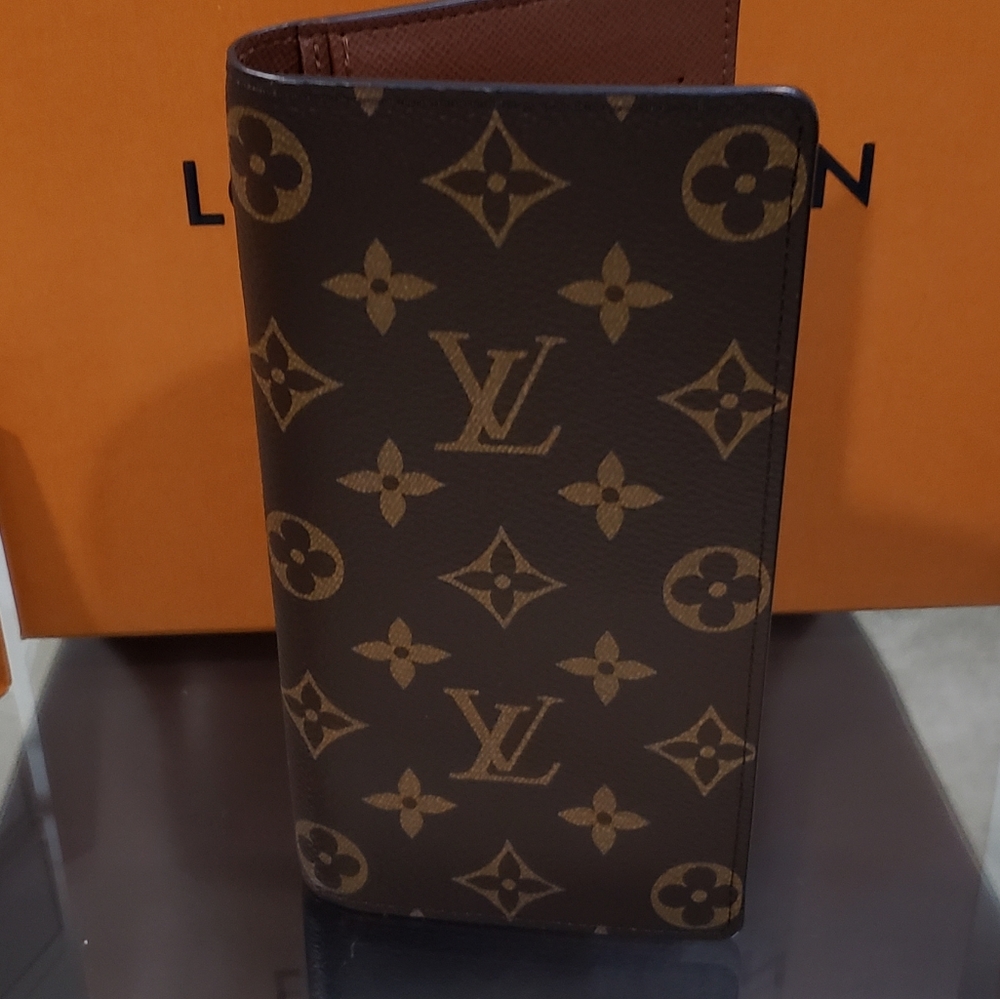LV Men's Brazza Wallet *Price Firm